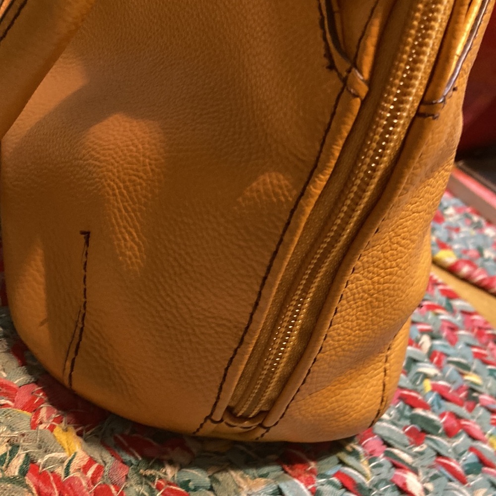 Vintage Mustard ( gold) Leather Handbag - Picture 4 of 11